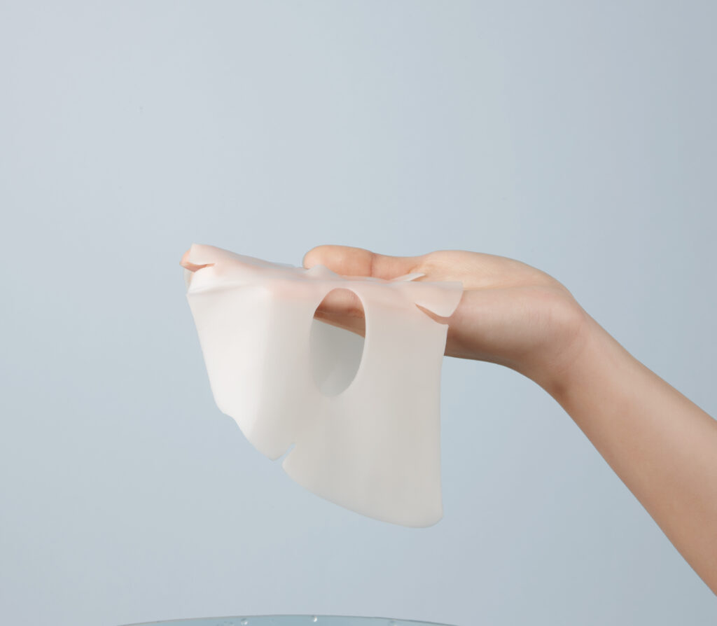 Masque hydrogel Botulcare AROCELL tenu à la main pour montrer sa texture
