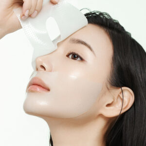 Modèle retirant délicatement le Cica Repair Panthenol Gel Mask AROCELL