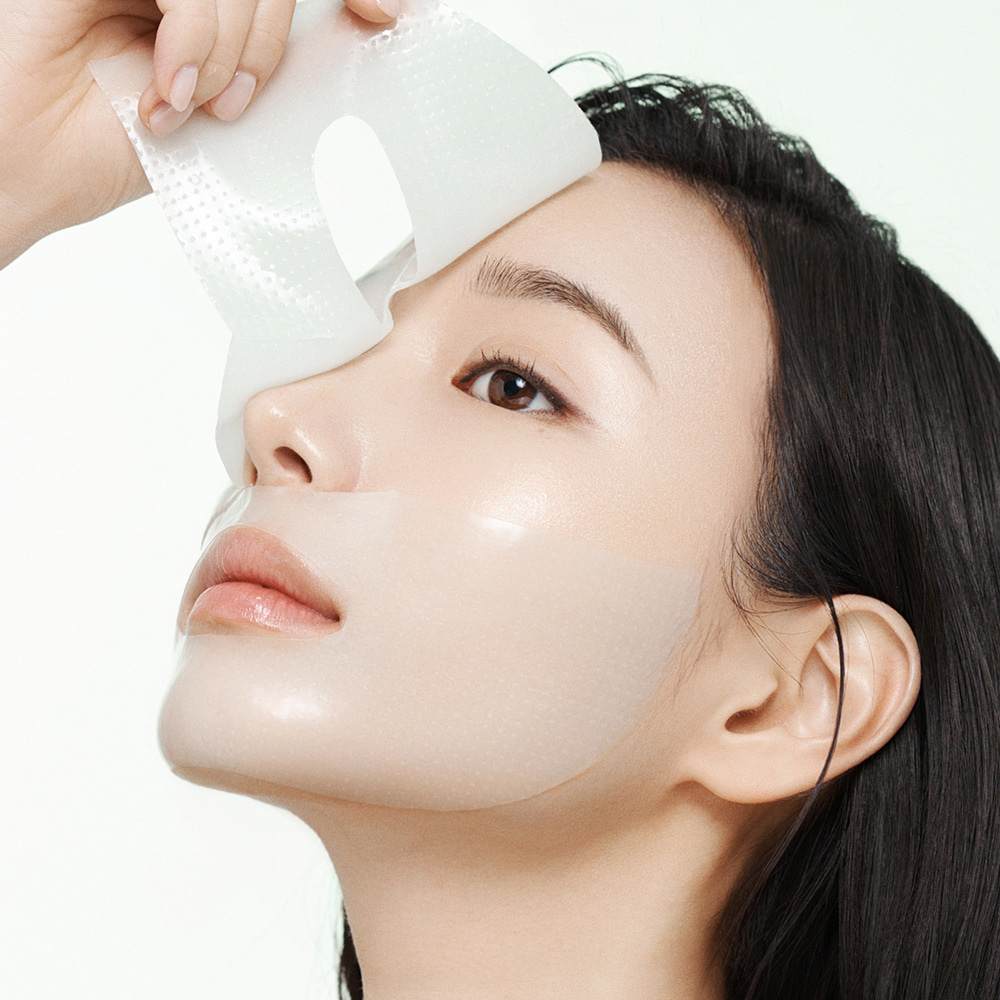 Modèle retirant délicatement le Cica Repair Panthenol Gel Mask AROCELL