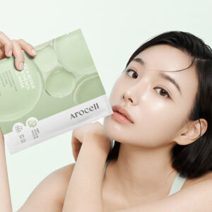 Modèle présentant le sachet du Cica Repair Panthenol Gel Mask AROCELL