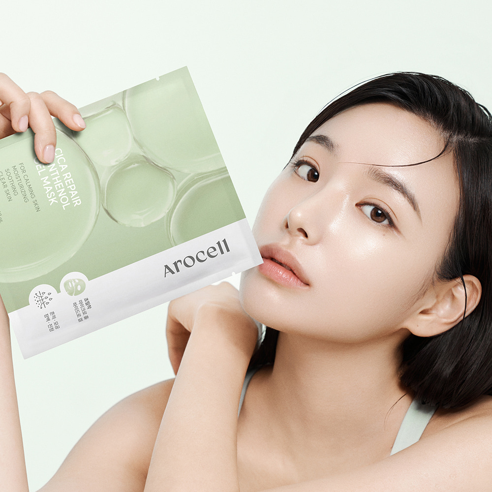 Modèle présentant le sachet du Cica Repair Panthenol Gel Mask AROCELL