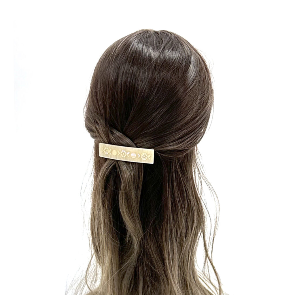 Barrette florale en nacre – Collection MU:DS