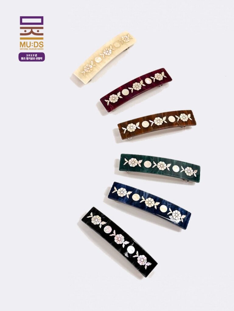 Barrette florale en nacre – Collection MU:DS