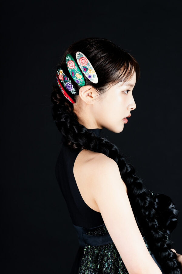 [hand+] Barrette brodée – Assi