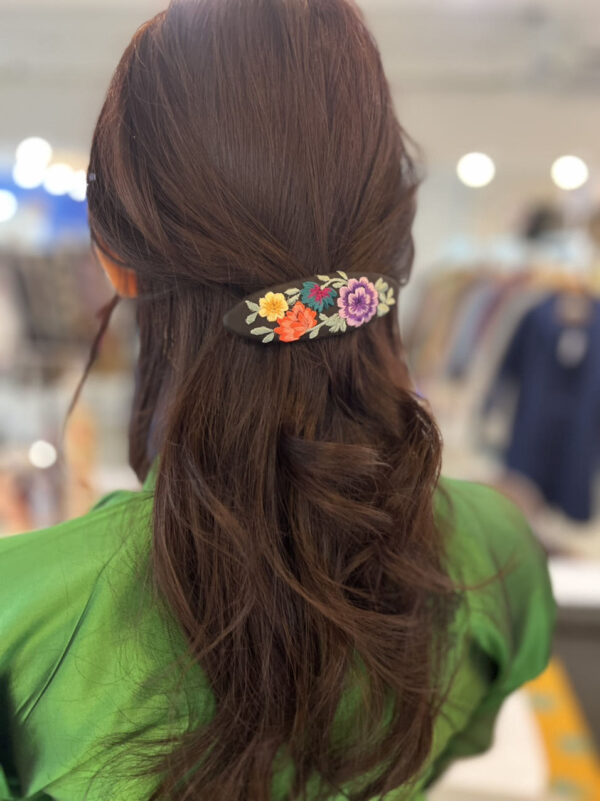 [hand+] Barrette brodée – Assi