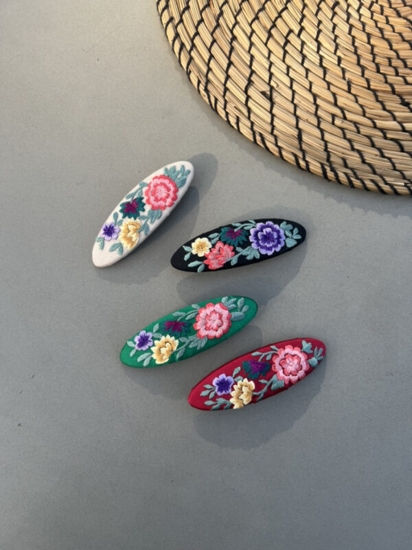 [hand+] Barrette brodée – Assi