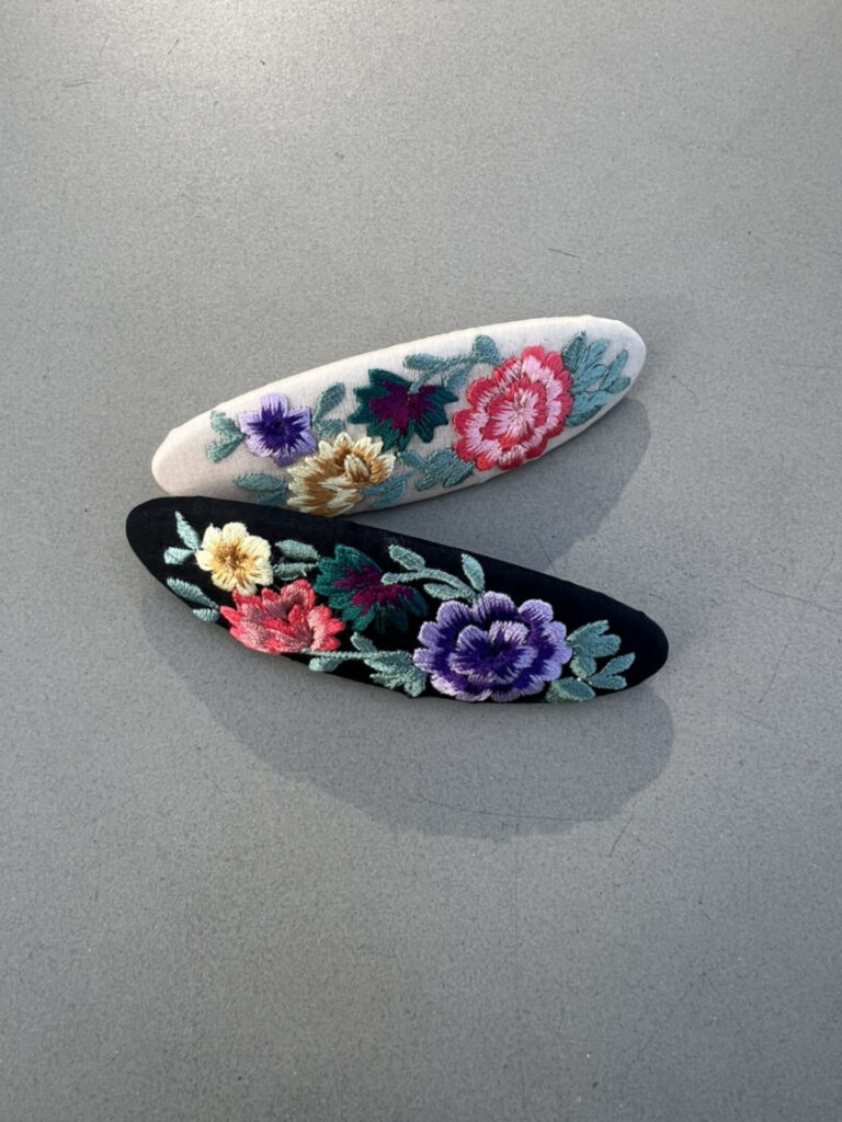 Barrette brodée – Assi
