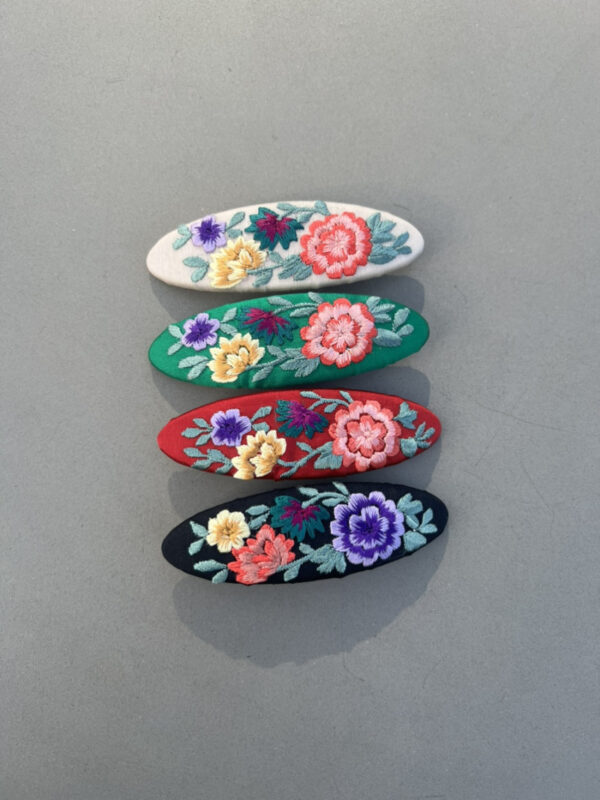 [hand+] Barrette brodée – Assi