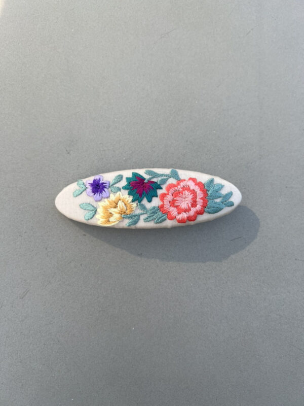 [hand+] Barrette brodée – Assi