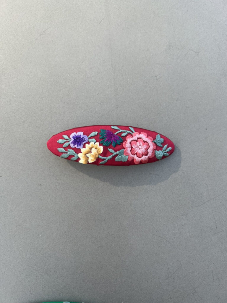 Barrette brodée – Assi