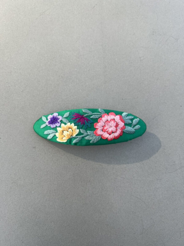 [hand+] Barrette brodée – Assi