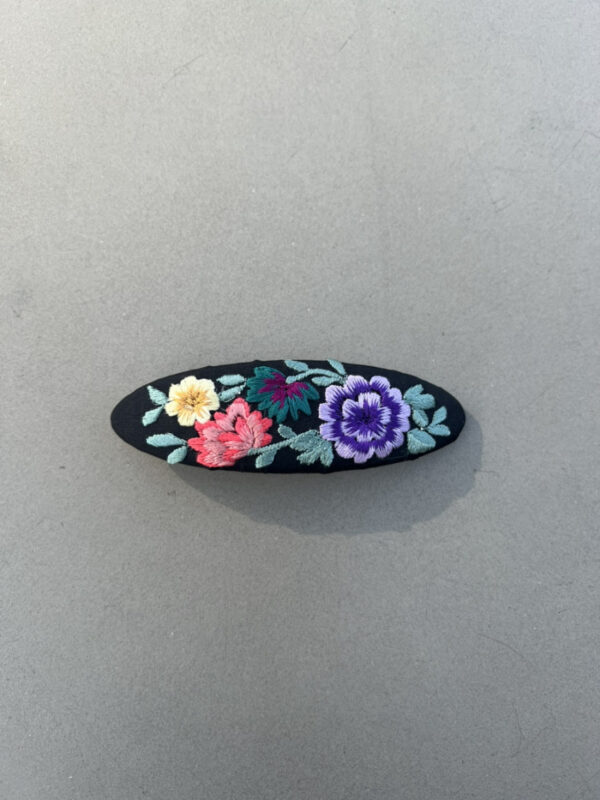[hand+] Barrette brodée – Assi