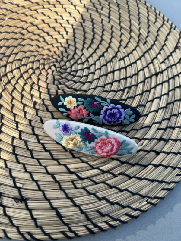 [hand+] Barrette brodée – Assi