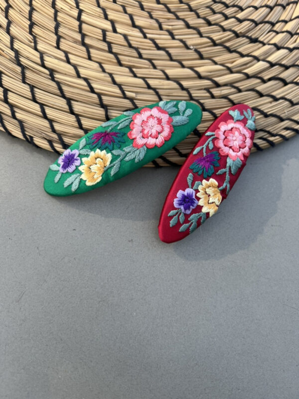 [hand+] Barrette brodée – Assi