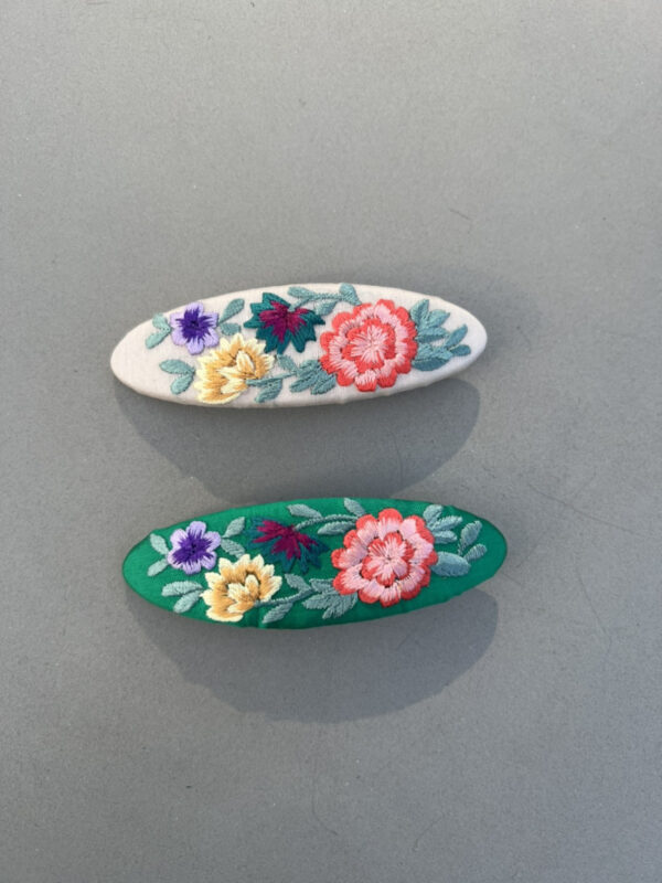 [hand+] Barrette brodée – Assi