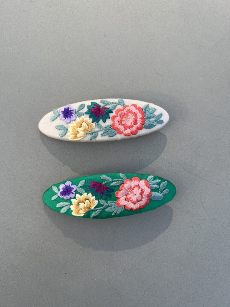 Barrette brodée – Assi