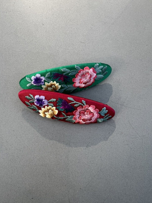 [hand+] Barrette brodée – Assi