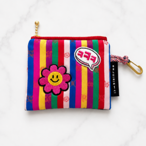 Petite pochette saekdong HUMHUM avec une fleur et le motif ㅋㅋㅋ