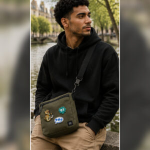 Set Tigre & Hangeul porté sur un sac bandoulière dans un style parisien