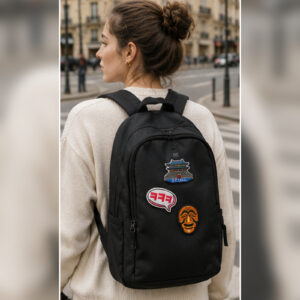 Set Séoul & Hangeul porté sur un sac à dos dans un style parisien