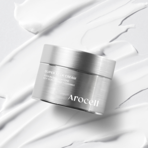Pot argenté de la Super Neck Cream AROCELL posé sur une texture de crème blanche