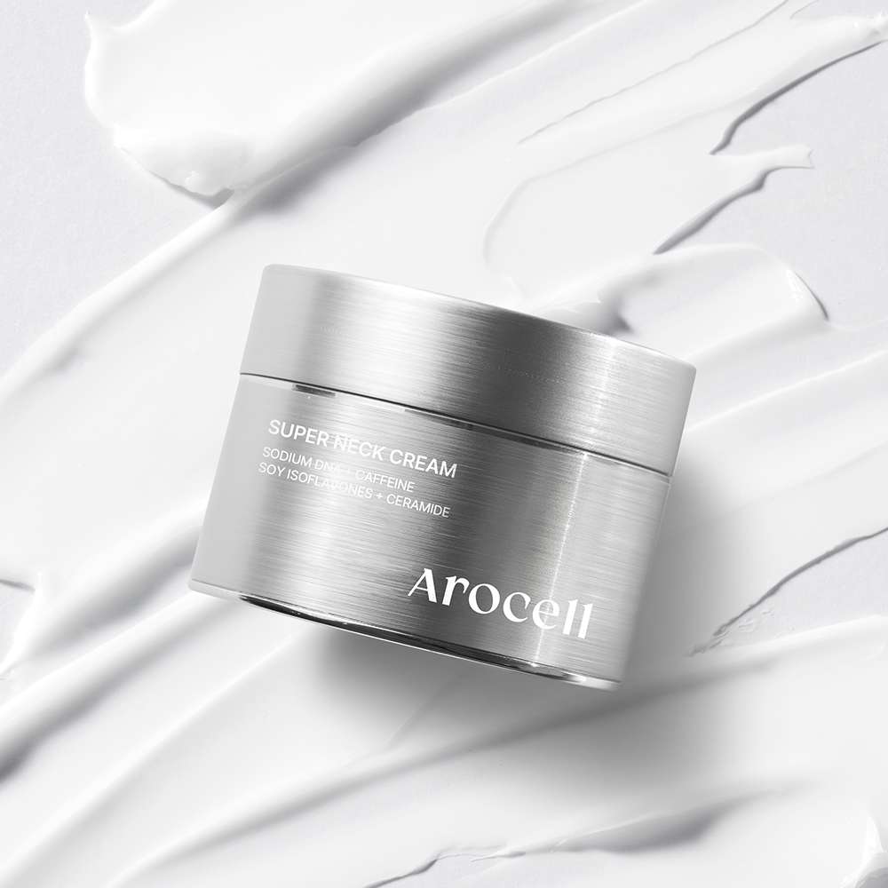 Pot argenté de la Super Neck Cream AROCELL posé sur une texture de crème blanche
