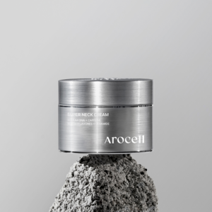 Pot argenté de la Super Neck Cream AROCELL présenté au-dessus d’une pierre grise