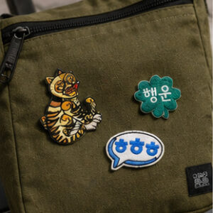 Détail du set de patchs coréens : tigre, « 행운 » et « ㅎㅎㅎ »