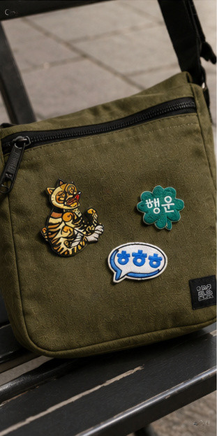 Détail du set de patchs coréens : tigre, « 행운 » et « ㅎㅎㅎ »