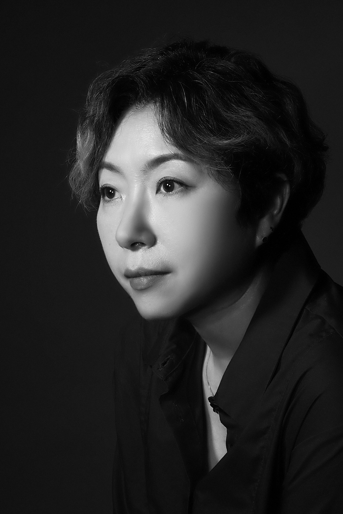 Portrait en noir et blanc de Kim Ju-seon, fondatrice et créatrice de HUMHUM